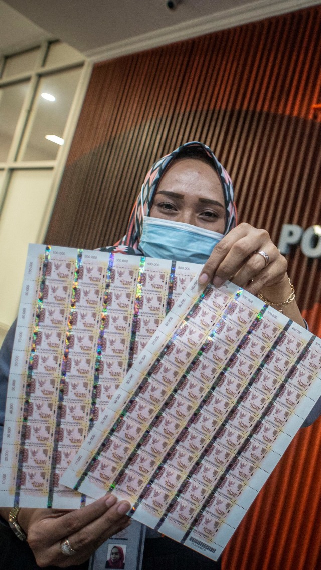 Petugas Pos Indonesia menunjukkan lembaran meterai Rp10.000 yang dijual di Kantor Pos, Pasar Baru, Jakarta, Senin (1/2). Foto: Aprilio Akbar/ANTARA FOTO
