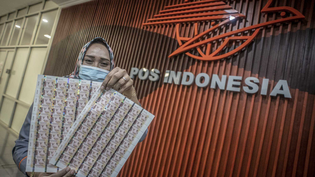 Petugas Pos Indonesia menunjukkan lembaran materai Rp10.000 yang dijual di Kantor Pos, Pasar Baru, Jakarta, Senin (1/2/2021) Foto: Aprillio Akbar/ANTARA FOTO