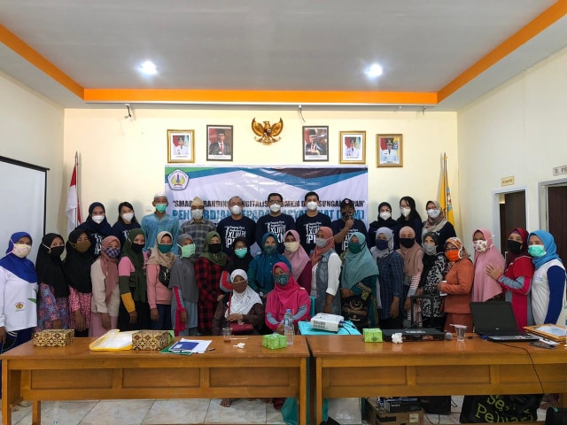 Mahasiswa Magister Manajemen Untan Pontianak menggelar workshop di Balai Desa Sungai Kupah. Foto: Dok. Istimewa