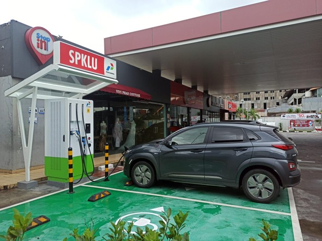 Pengecasan Hyundai Kona Electric di SPKLU. Foto: Muhammad Ikbal/kumparan