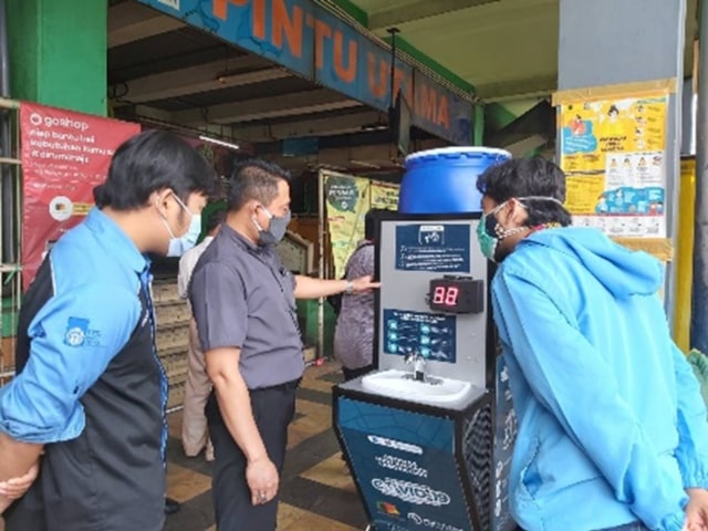 Tim Abmas Idari Departemen Teknik Elektro ITS saat melakukan sosialisasi penggunaan alat PETIS kepada masyarakat di Pasar Wonokromo, Surabaya.