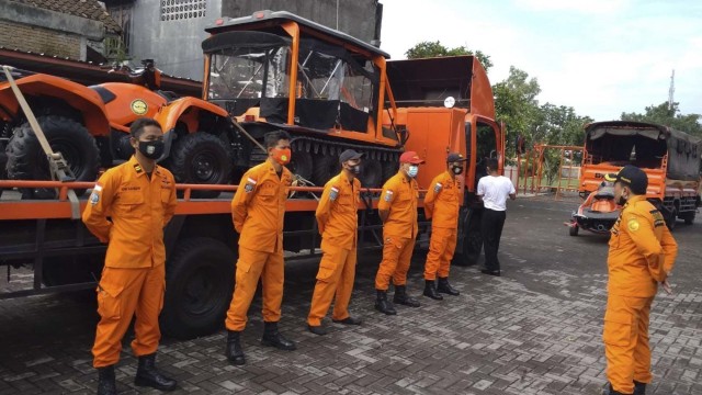 Tim SAR bersiap cari penambang pasir yang hilang di Muara Sungai Opak, Kecamatan Depok, Kabupaten Bantul. Foto: Dok. Basarnas Yogyakarta
