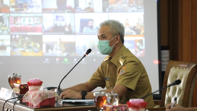 Gubernur Jawa Tengah, Ganjar Pranowo saat memimpin rapat di kantornya, Senin (1/2). Foto: Pemprov Jateng