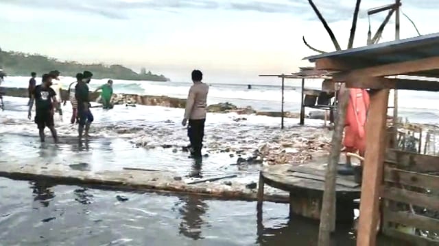 Banjir rob hantam Kabupaten Banggai Kepulauan, Sulteng, Minggu (31/1). Foto: Istimewa