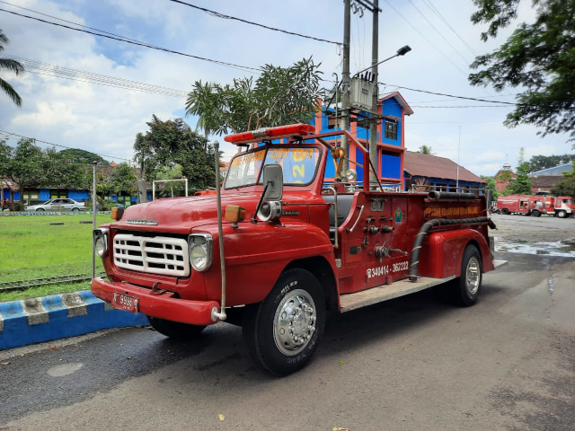 Mobil pemadam kebakaran legendaris milik UPT Pemadam Kebakaran Kota Malang keluaran tahun 1961 yang masih berfungsi dengan baik hingga saat ini. Foto: Ulul Azmy