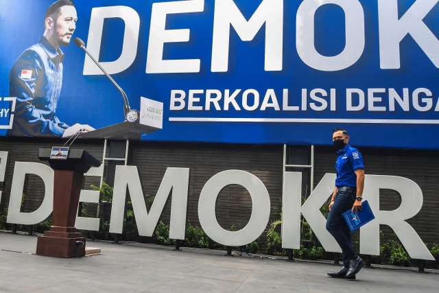 Ketua Umum DPP Partai Demokrat Agus Harimurti Yudhoyono (AHY) berjalan saat akan memberikan keterangan pers di kantor DPP Partai Demokrat. Foto: Muhammad Adimaja/Antara Foto
