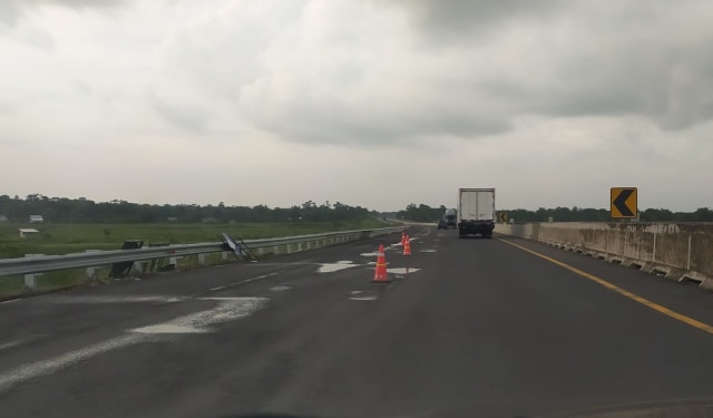 Salah satu dari sejumlah ruas jalan di Tol Kayuagung-Palembang yang berlubang, Minggu (31/1). (Foto. Reno/Urban Id)
