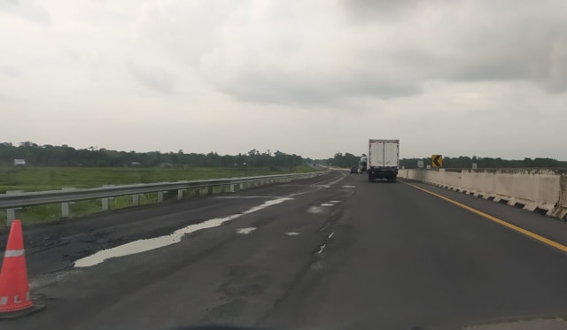 Salah satu dari sejumlah ruas jalan di Tol Kayuagung-Palembang yang berlubang dan begelombang, Minggu (31/1). (Foto. Reno/Urban Id)