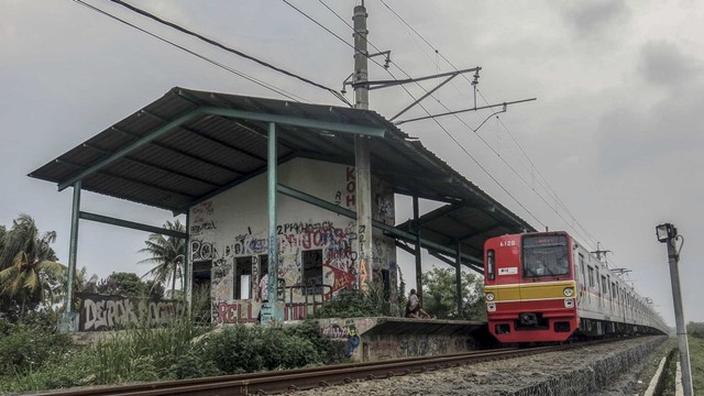 Kereta Commuter Line melintas di Stasiun Pondok Rajeg yang terbengkalai di Cibinong, Kabupaten Bogor, Jawa Barat, Senin (1/2/2021). Foto: Yulius Satria Wijaya/ANTARA FOTO