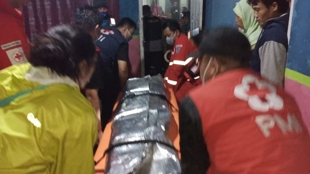 Sejumlah mahasiswa yang mengikuti Diklat Pecinta Alam di Kaki Gunung Slamet dievakuasi oleh relawan gabungan karena mengalami hipotermia, Minggu (1/2) malam. (Foto: PMI Kabupaten Tegal)