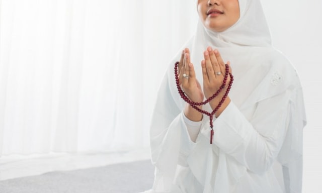 Ilustrasi Umat Islam sedang Berdoa, Sumber: Kumparan