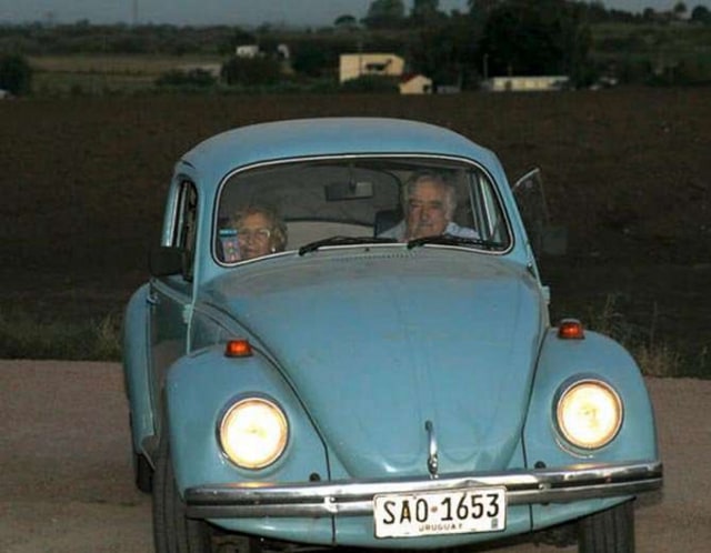 Mantan Presiden Uruguay, Jose Mujica saat naik mobil kepresidenannya. Foto: dok. Naijauto