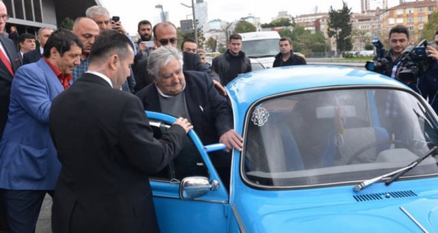 Mantan Presiden Uruguay, Jose Mujica saat hendak naik mobil kepresidenannya. Foto: dok. Naijauto