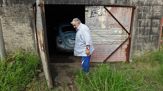 Mantan Presiden Uruguay, Jose Mujica saat di garasi rumahnya. Foto: dok. Naijauto