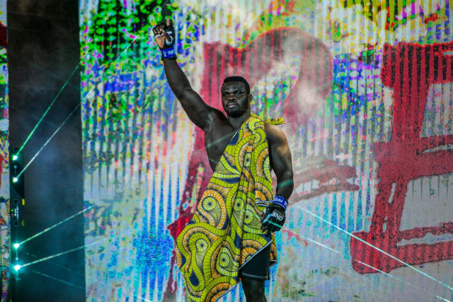 Aksi "Reug Reug" Oumar Kane saat memasuki arena ONE Championship untuk menjalani debut dalam ajang ONE: UNBREAKABLE III (ONE Championship)