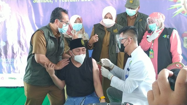 Youtuber Ustaz Ujang Busthomi saat pelaksanaan vaksinasi COVID-19 di Kabupaten Cirebon, Jawa Barat pada Senin (01/02/2021). (Komara)