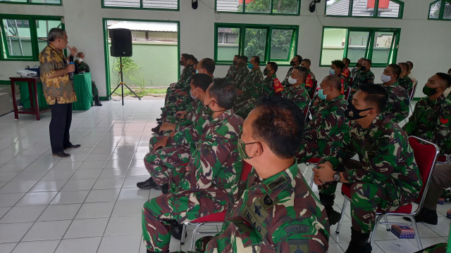 Motivator Aqua Dwipayana memberikan semangat kepada anggota TNI di Kodim Solo