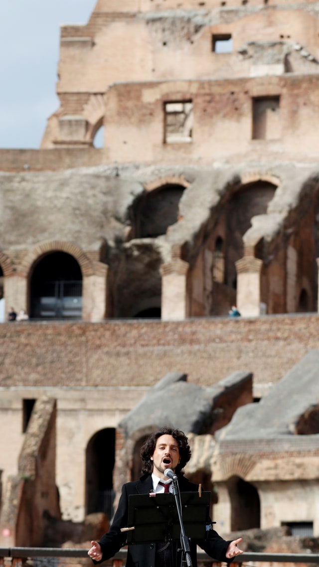 Penyanyi tampil selama konser di Colosseum, yang dibuka kembali setelah ditutup sementara, di wilayah Lazio, Roma, Italia, Selasa (1/2). Foto: Yara Nardi/REUTERS