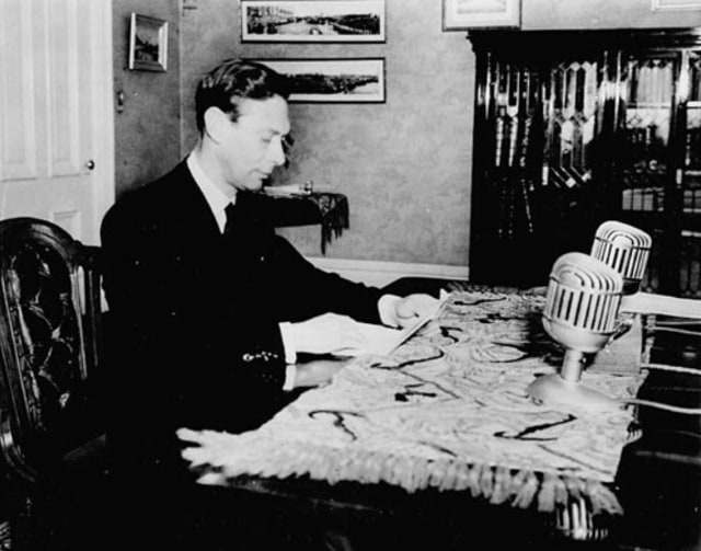Raja George VI menyampaikan siaran radio pada hari kerajaan, tahun 1939 di Manitoba, Kanada. Foto: BiblioArchives LibraryArchives via Flickr