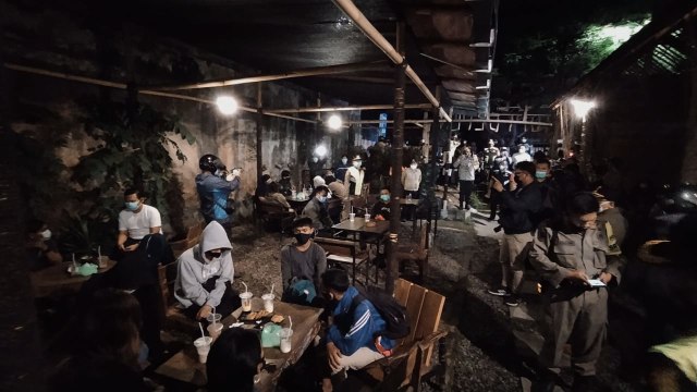Penindakan Pemkot Malang terhadap kafe yang bandel buka di atas pukul 20.00 WIB tanpa kaidah protokol kesehatan selama masa PPKM. Foto: Ulul Azmy