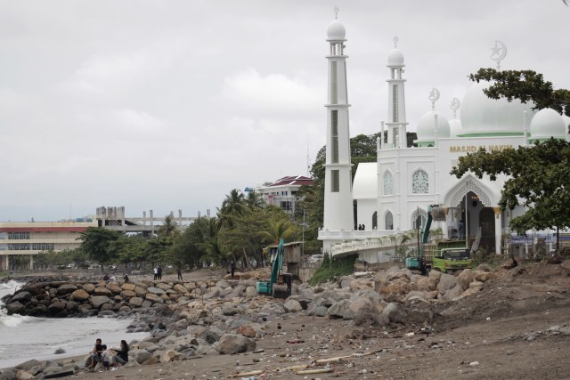 Pengerjaan pemasangan seawall atau batu penahan ombak dekat Masjid Al-Hakim Padang, Selasa 2 Februari 2021. Foto: MN Hendra/Langkan