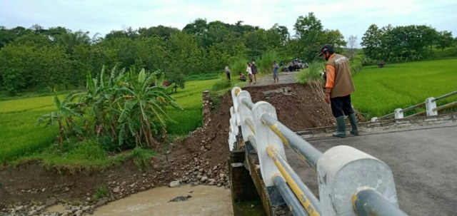 Kondisi jembatan penghubung Kabupaten Kuningan dengan Cirebon, Jawa Barat, yang ambruk. (Andri Yanto)