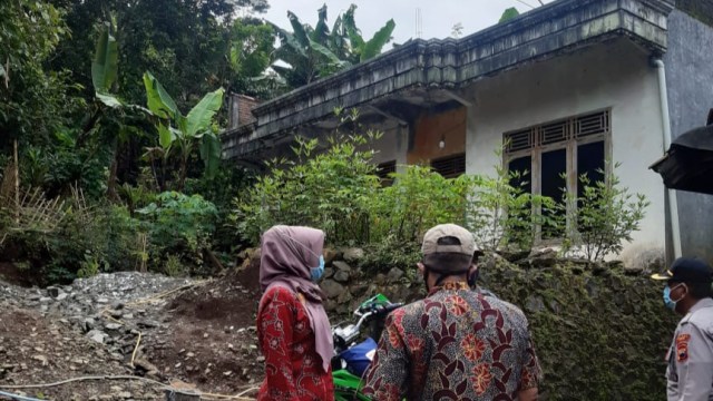 Bupati Brebes, Idza Priyanti, saat meninjau lokasi bencana tanah bergerak di Kecamatan Salem, Selasa (2/2/2021). 