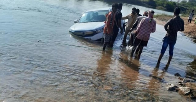 Mobil Nyebur Kolam Gara-gara Fokus Ikuti Arahan Google Maps (92429)