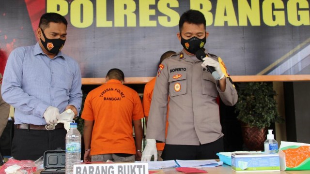 Kabag Ops Kompol Noperto (kanan) dan Kasat Narkoba Polres Banggai Iptu Makmur saat mengungkap Kasus Selama Bulan Januari 2021. Foto: Emay/PaluPoso