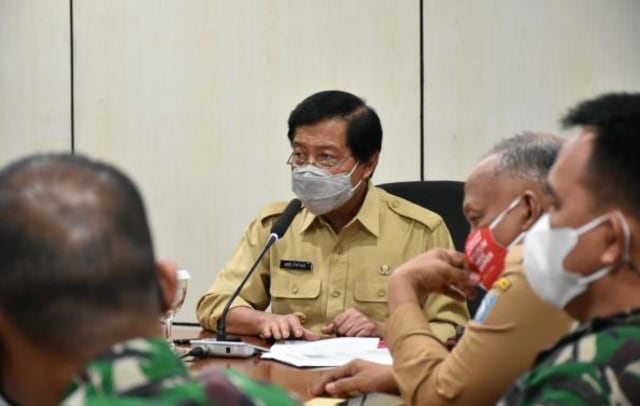 Wakil Gubernur Bangka Belitung, Abdul Fatah saat memimpin Rapat Pembahasan Vaksinasi COVID-19. (Ist)