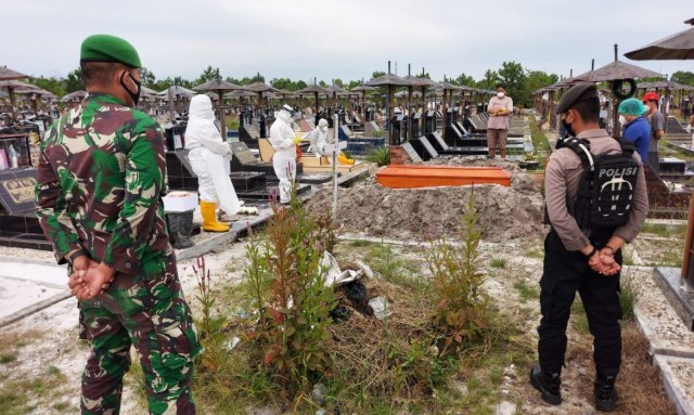 Proses penguburan salah satu pasien suspec yang dikawal oleh anggota TNI/Polri beberapa waktu lalu di Palangka Raya.