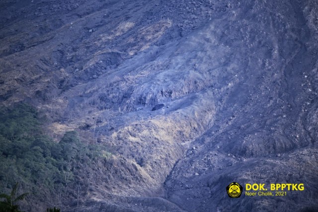 Gundukan hitam di Merapi merupakan material vulkanik yang terbawa oleh awan panas guguran. Foto: BPPTKG 