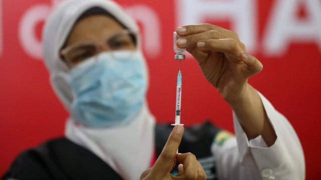 Tenaga medis memperlihatkan dosis vaksin Sinovac yang digunakan pada pelaksanaan program vaksinasi corona tahap kedua di Aceh, Jumat (29/1). Foto: Suparta/acehkini