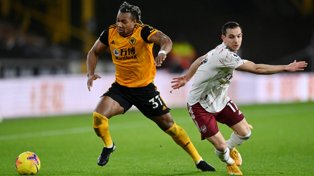 Pemain Arsenal Cedric Soares berusaha merebut bola dari pemain Wolves pada pertandingan lanjutan Premier League di Stadion Molineux, Wolverhampton, Inggris. Foto: Shaun Botterill/Pool/REUTERS