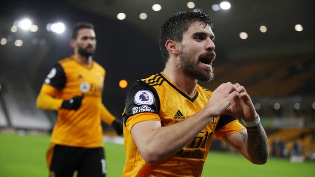 Selebrasi pemain Wolves usai mencetak gol ke gawang Arsenal pada pertandingan lanjutan Premier League di Stadion Molineux, Wolverhampton, Inggris. Foto: Nick Potts/Pool/REUTERS