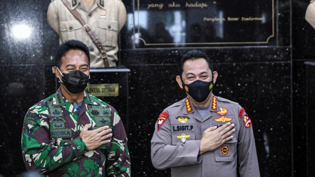 Kapolri Jenderal Polisi Listyo Sigit Prabowo (kanan) dan Kepala Staf Angkatan Darat (KSAD) Jenderal TNI Andika Perkasa (kiri) memberikan salam saat berkunjung ke Mabes TNI AD, di Jakarta, Selasa (2/2) Foto: M Risyal Hidayat/ANTARA FOTO