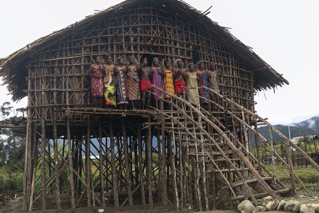 Rumah Kaki Seribu, rumah adat khas Suku Arfak di Papua Foto: Dok. Wikimedia Commons