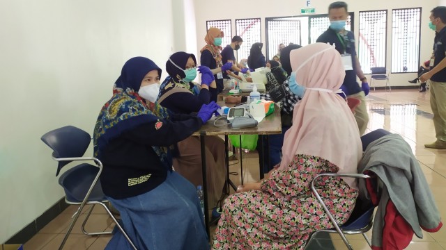 Sejumah tenaga kesehatan di Bandung mengikuti proses vaksinasi massal di Sasana Budaya Ganesha (Sabuga), Bandung, Rabu (3/2). Foto: Rachmadi Rasyad/kumparan