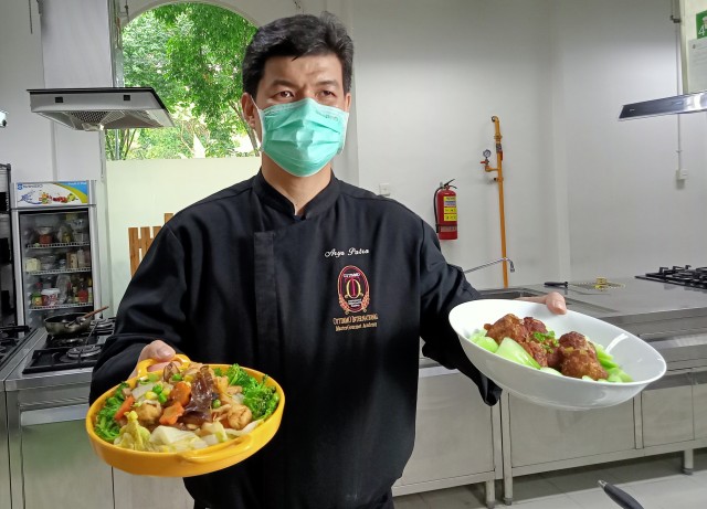 Chef Arya saat menyuguhkan kuliner Imlek, Buddha's Delight dan Lion's Head Meatball. Foto-foto: Masruroh/Basra