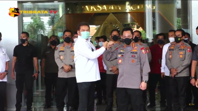 Kapolri Jenderal Polisi Listyo Sigit Prabowo (kanan) saat mengunjungi Jaksa Agung ST Burhanuddin, Rabu (3/2). Foto: Tribrata TV