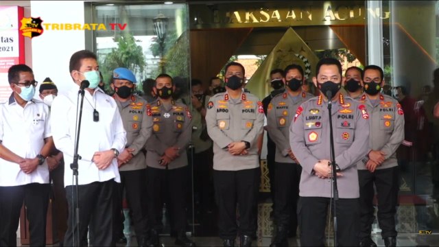 Kapolri Jenderal Polisi Listyo Sigit Prabowo (kanan) saat mengunjungi Jaksa Agung ST Burhanuddin, Rabu (3/2). Foto: Tribrata TV