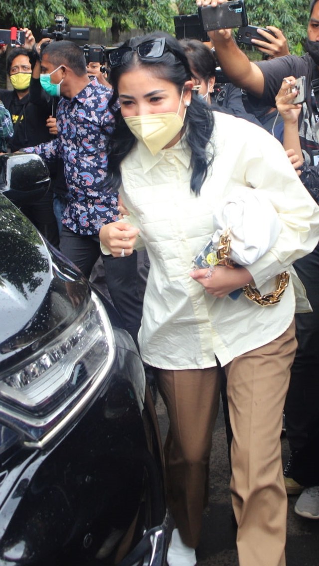 Artis Nindy Ayunda saat ditemui di Pengadilan Negeri Jakarta Selatan, Jakarta, Rabu, (3/2/). Foto: Ronny