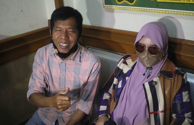 Komedian Kiwil bersama Rohimah saat ditemui usai menjalani sidang perceraian di Pengadilan Agama Jakarta Selatan, Jakarta, Rabu, (3/2/2021).
 Foto: Ronny