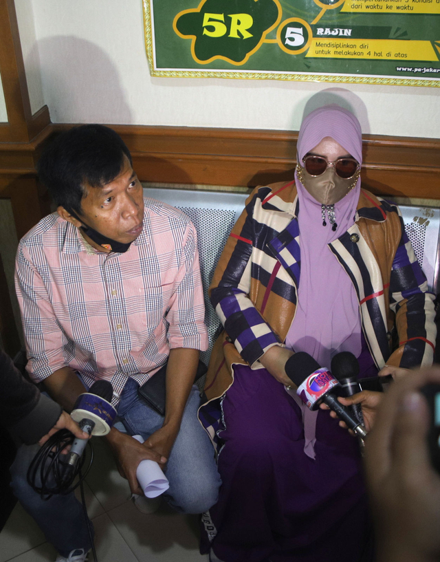 Komedian Kiwil bersama Rohimah saat ditemui usai menjalani sidang perceraian di Pengadilan Agama Jakarta Selatan, Jakarta, Rabu, (3/2/2021).
 Foto: Ronny