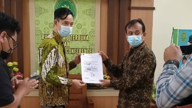 Kedua pengacara menunjukkan surat perdamaian kasus anak menggugat ibu. Foto: Dok. Istimewa