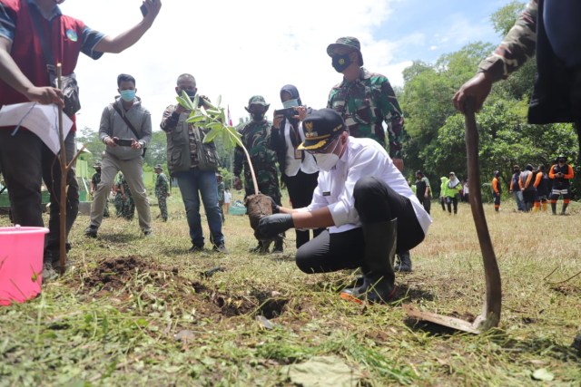 Wakil Wali Kota Malang, Sofyan Edi saat melakukan tanam pohon di Taman Makam Bahagia, Mergosono. Foto: Humas Pemkot Malang.