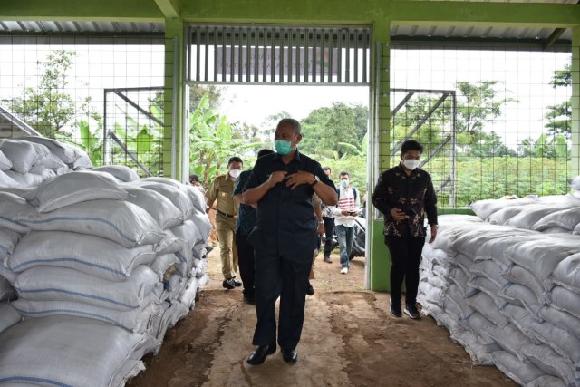 Bupati Kuningan, Acep Purnama saat meninjau lokasi pabrik pembuatan pupuk organik dari bahan baku kotoran hewan. (Andri Yanto)