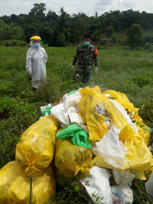Petugas di lokasi penemuan 17 karung limbah APD di Parung Panjang, Bogor. Foto: Dok. Istimewa