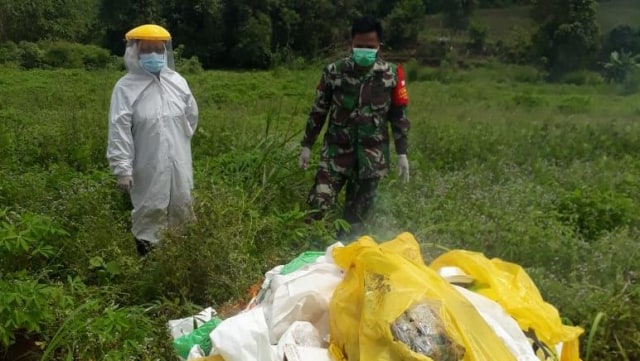Petugas di lokasi penemuan 17 karung limbah APD di Parung Panjang, Bogor. Foto: Dok. Istimewa
