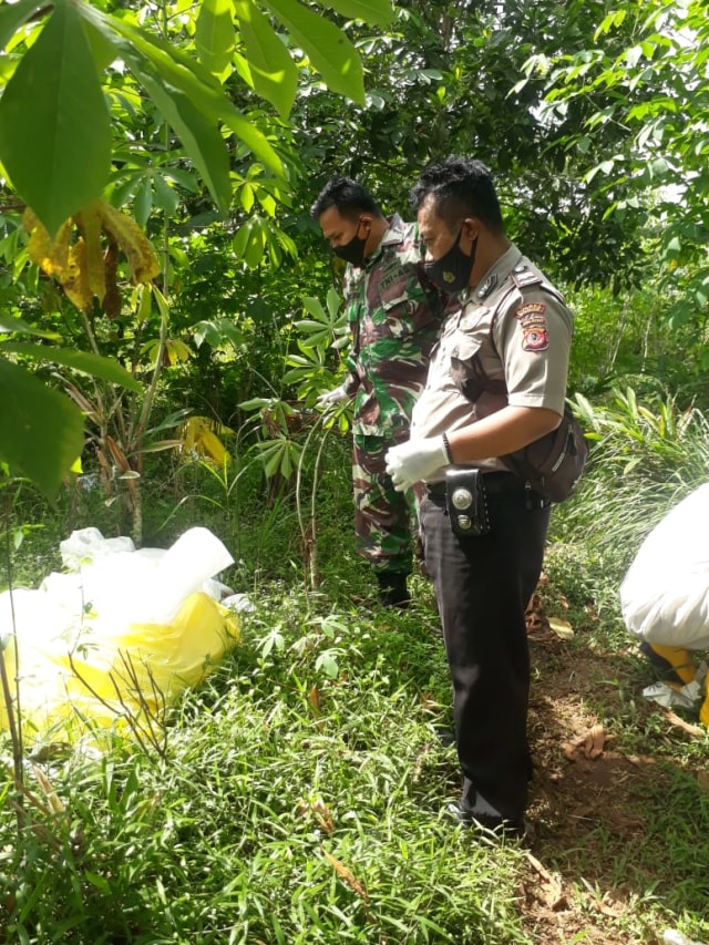 Warga dihebohkan dengan penemuan 17 karung limbah APD di Parung Panjang, Bogor. Foto: Dok. Istimewa